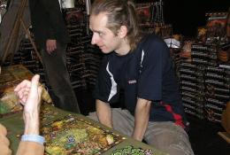 Essen Spiel'07 - Michał Oracz vysvětluje hru