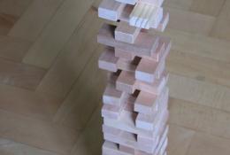 Jenga - rozehraná věž před koncem